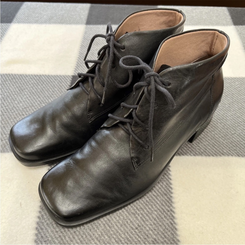 Vintage Women’s Black Leather Ankle High Lace-Up Boots Y2K Size 6 B/2